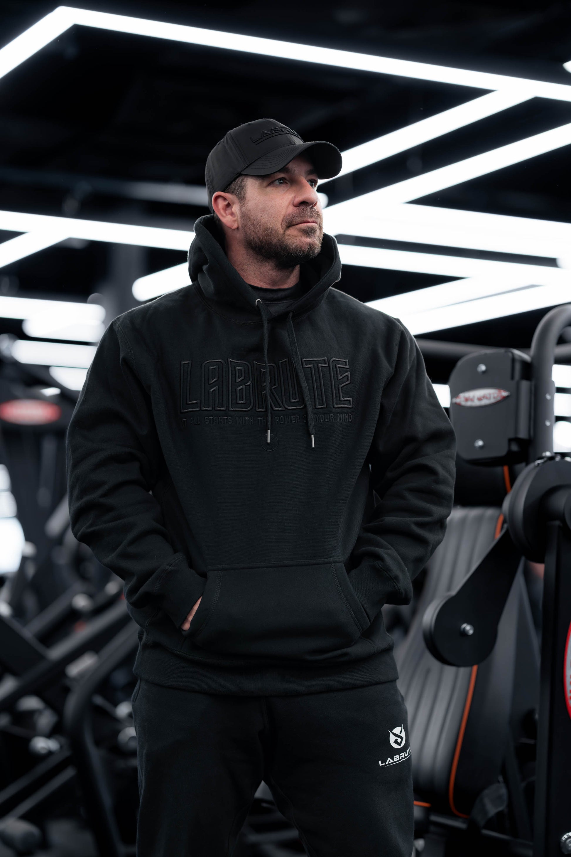 Premium sweat à capuchon noir Labrute  avec broderie 3D noir pour le gym ou de tous les jours, design au Canada, produit du Québec, parfait pour les bodybuilders, la musculation, power within collection, pour un fort mindset , très confortable durable doux 
 et de qualité,black Labrute hoodie with black 3D embroidery for the gym or everyday, design in Canada, product from Quebec, perfect for bodybuilders, bodybuilding, power within collection, for a strong mindset, very comfortable, durable, good quality