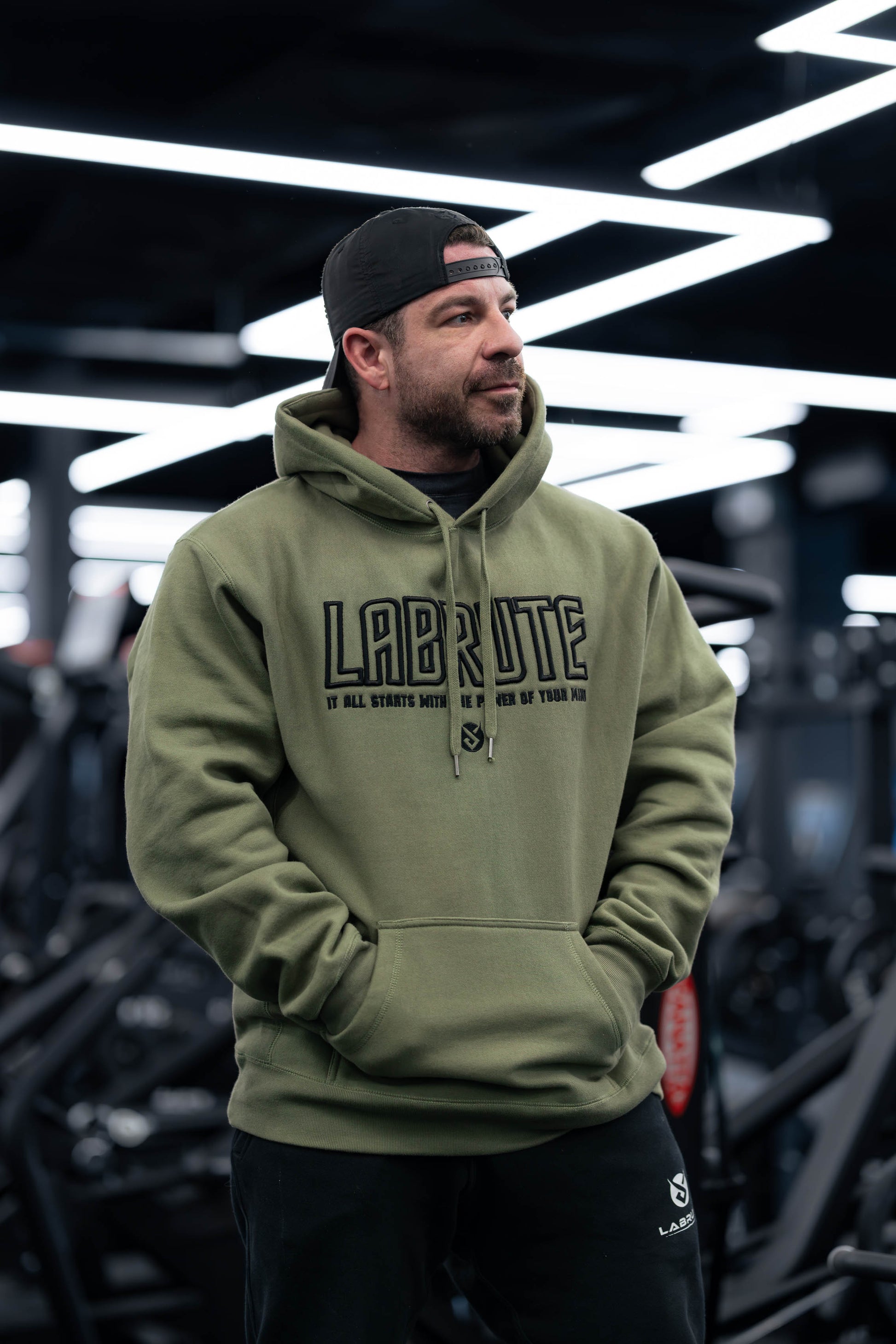 Premium sweat à capuchon kaki Labrute avec broderie 3D noir pour le gym ou de tous les jours, design au Canada, produit du Québec, parfait pour les bodybuilders, la musculation, power within collection, pour un fort mindset , très confortable durable doux 
 et de qualité,khaki Labrute hoodie with black 3D embroidery for the gym or everyday, design in Canada, product from Quebec, perfect for bodybuilders, bodybuilding, power within collection, for a strong mindset, very comfortable, durable, good quality