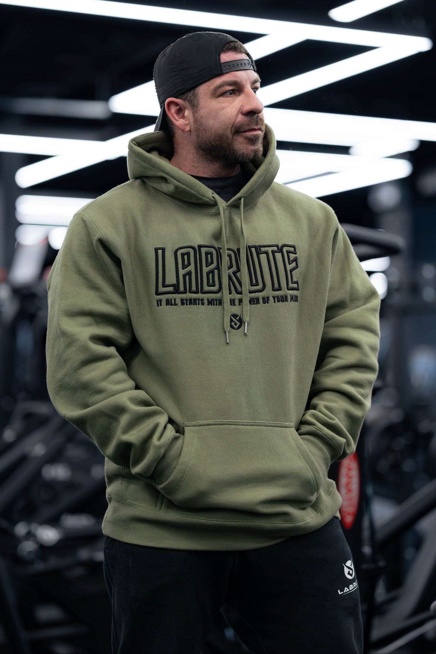 Premium sweat à capuchon kaki Labrute avec broderie 3D noir pour le gym ou de tous les jours, design au Canada, produit du Québec, parfait pour les bodybuilders, la musculation, power within collection, pour un fort mindset , très confortable durable doux
et de qualité,khaki Labrute hoodie with black 3D embroidery for the gym or everyday, design in Canada, product from Quebec, perfect for bodybuilders, bodybuilding, power within collection, for a strong mindset, very comfortable, durable, good quality