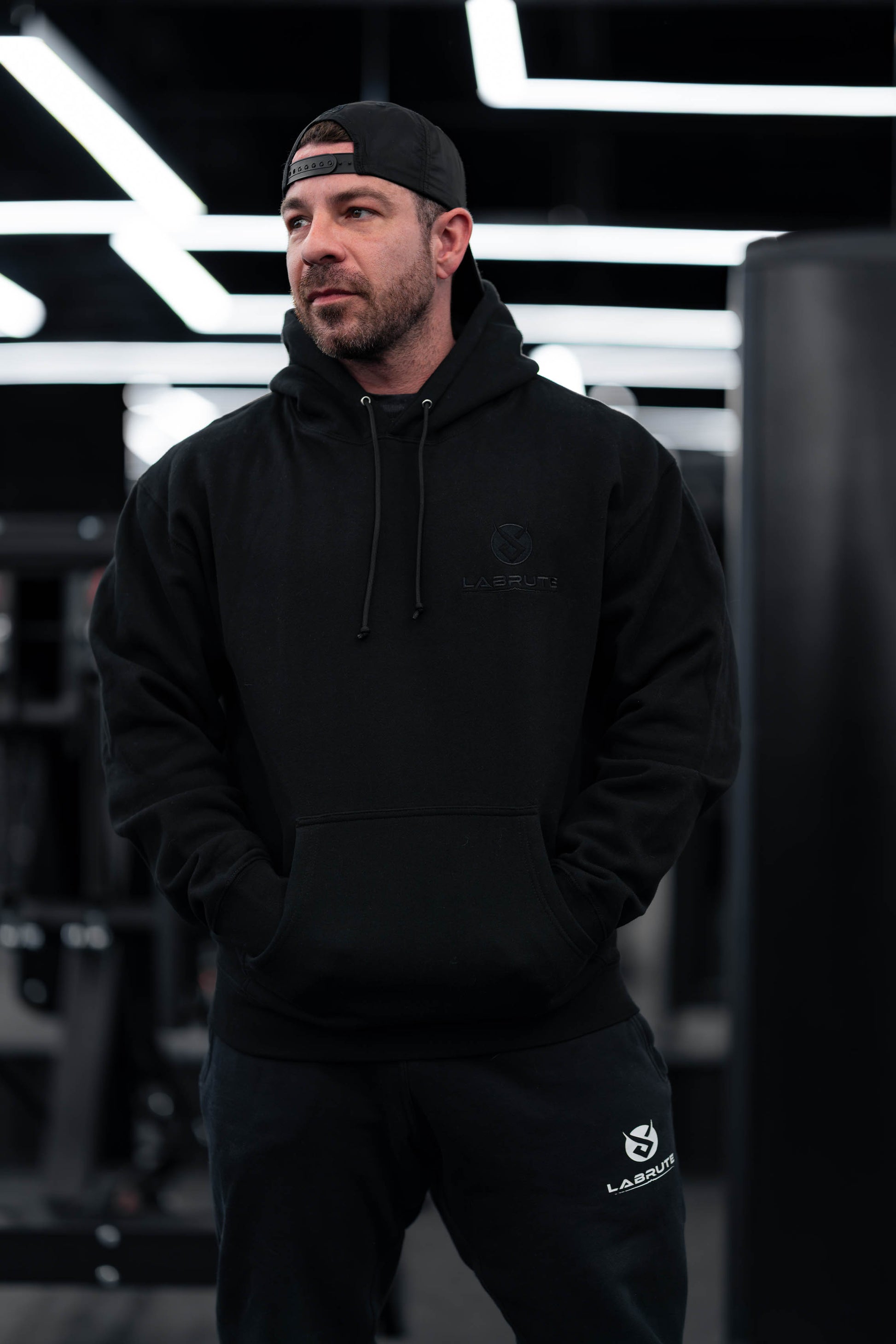 Premium sweat à capuchon noir Labrute  Graphic Power Within pour le gym ou de tous les jours, design au Canada, produit du Québec, parfait pour les bodybuilders, la musculation, power within collection, pour un fort mindset , très confortable durable doux 
 et de qualité,black Labrute hoodie with black 3D embroidery for the gym or everyday, design in Canada, product from Quebec, perfect for bodybuilders, bodybuilding, power within collection, for a strong mindset, very comfortable, durable, good quality