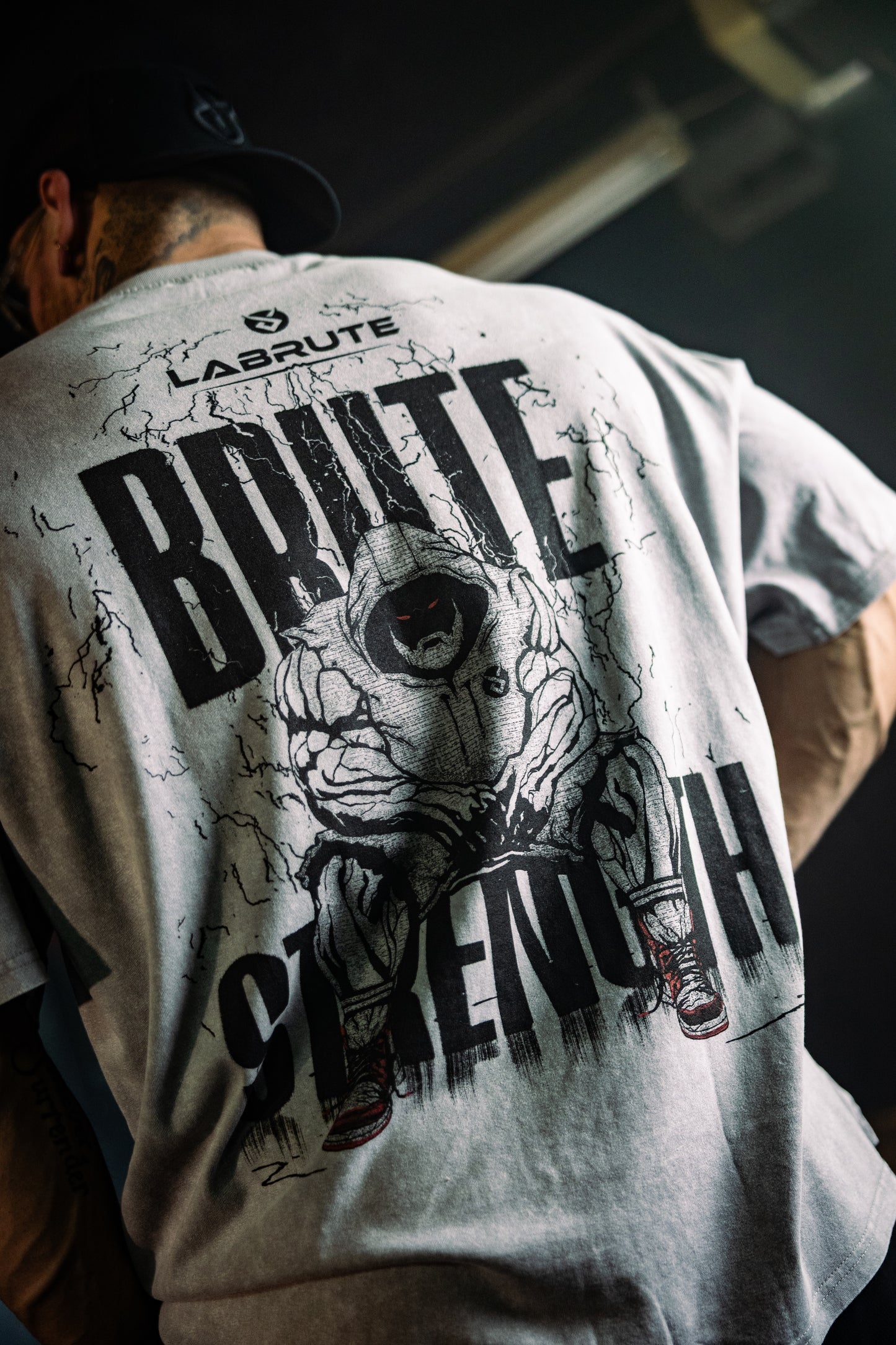 T-SHIRT OVERSIZED GRIS LABRUTE DESIGN BRUTE STRENGTH IMPRIMÉ. DANS LE DOS, STYLE GYM, MUSCULATION,STREETWEAR, QUÉBEC, CANADA, GRAY OVERSIZED FOR MEN, FOR GYM, FOR BIG MEN, GYMWEAR, FOR FITNESS,FOR POWERLIFTHING, FOR STRONGMEN