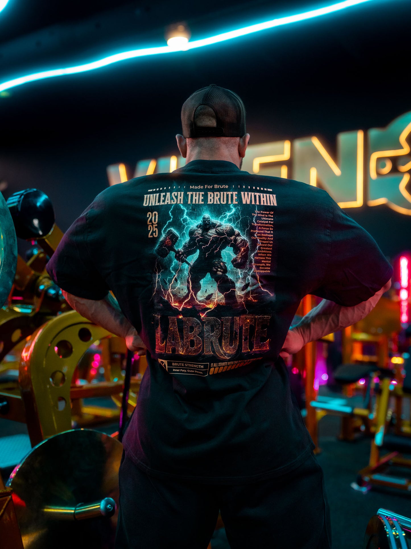 Men tshirt oversized vintage noir Labrute pour le gym ou de tous les jours, design au Canada, produit du Québec, parfait pour les bodybuilders, la musculation, graphique style cartoon rock metal, power within collection, pour un fort mindset , très confortable durable doux et de qualité,Labrute vintage black oversized t-shirt for the gym or everyday, design in Canada, product from Quebec, perfect for bodybuilders, bodybuilding, cartoon rock metal style graphic, power within collection, for a strong mindset