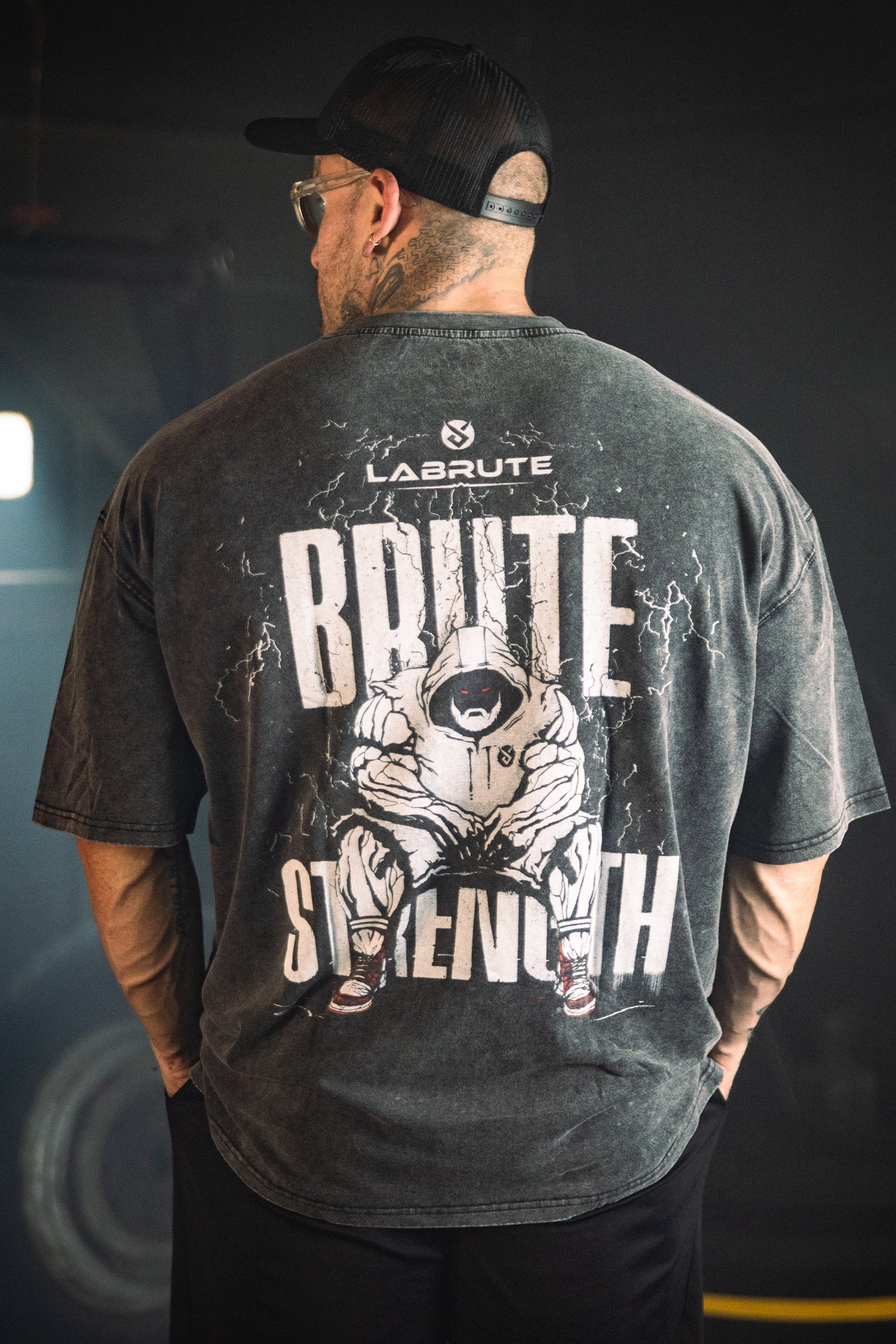 T-SHIRT OVERSIZED NOIR LABRUTE DESIGN BRUTE STRENGTH IMPRIMÉ. DANS LE DOS, STYLE GYM, MUSCULATION,STREETWEAR, QUÉBEC, CANADA, BLACK OVERSIZED FOR MEN, FOR GYM, FOR BIG MEN, GYMWEAR, FOR FITNESS,FOR POWERLIFTHING, FOR STRONGMEN