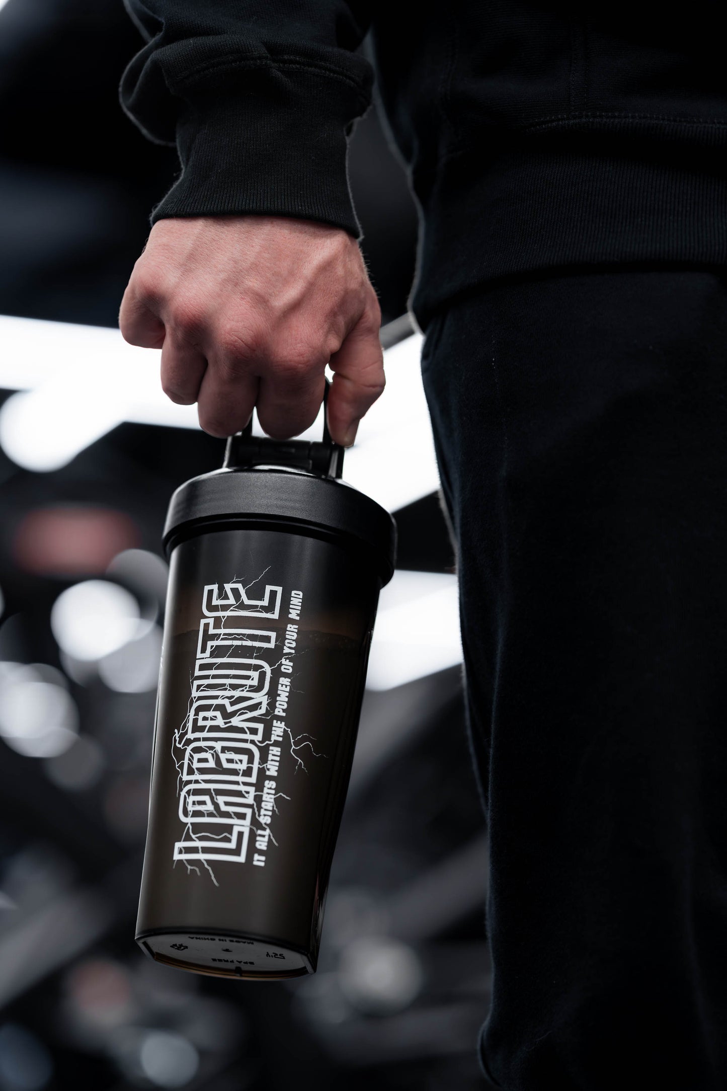 SHAKER DE SPORT LABRUTE NOIR AVEC LOGO IMPRIMÉ BLANC, ACCESSOIRE FITNESS, QUEBEC,CANADA, POUR LE GYM, POUR LE SPORT, BOUTEILLE D'EAU, BOTTLE OF WATER,BLACK, LABRUTE NATION