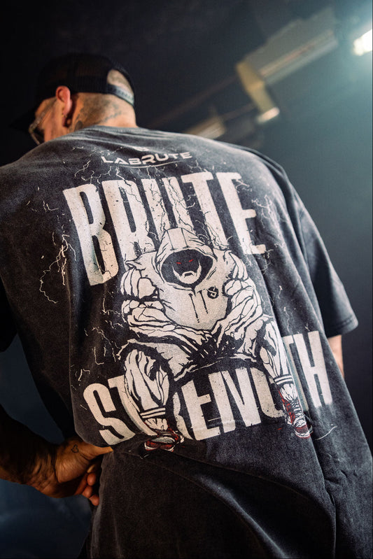 T-SHIRT OVERSIZED NOIR LABRUTE DESIGN BRUTE STRENGTH IMPRIMÉ. DANS LE DOS, STYLE GYM, MUSCULATION,STREETWEAR, QUÉBEC, CANADA, BLACK OVERSIZED FOR MEN, FOR GYM, FOR BIG MEN, GYMWEAR, FOR FITNESS,FOR POWERLIFTHING, FOR STRONGMEN