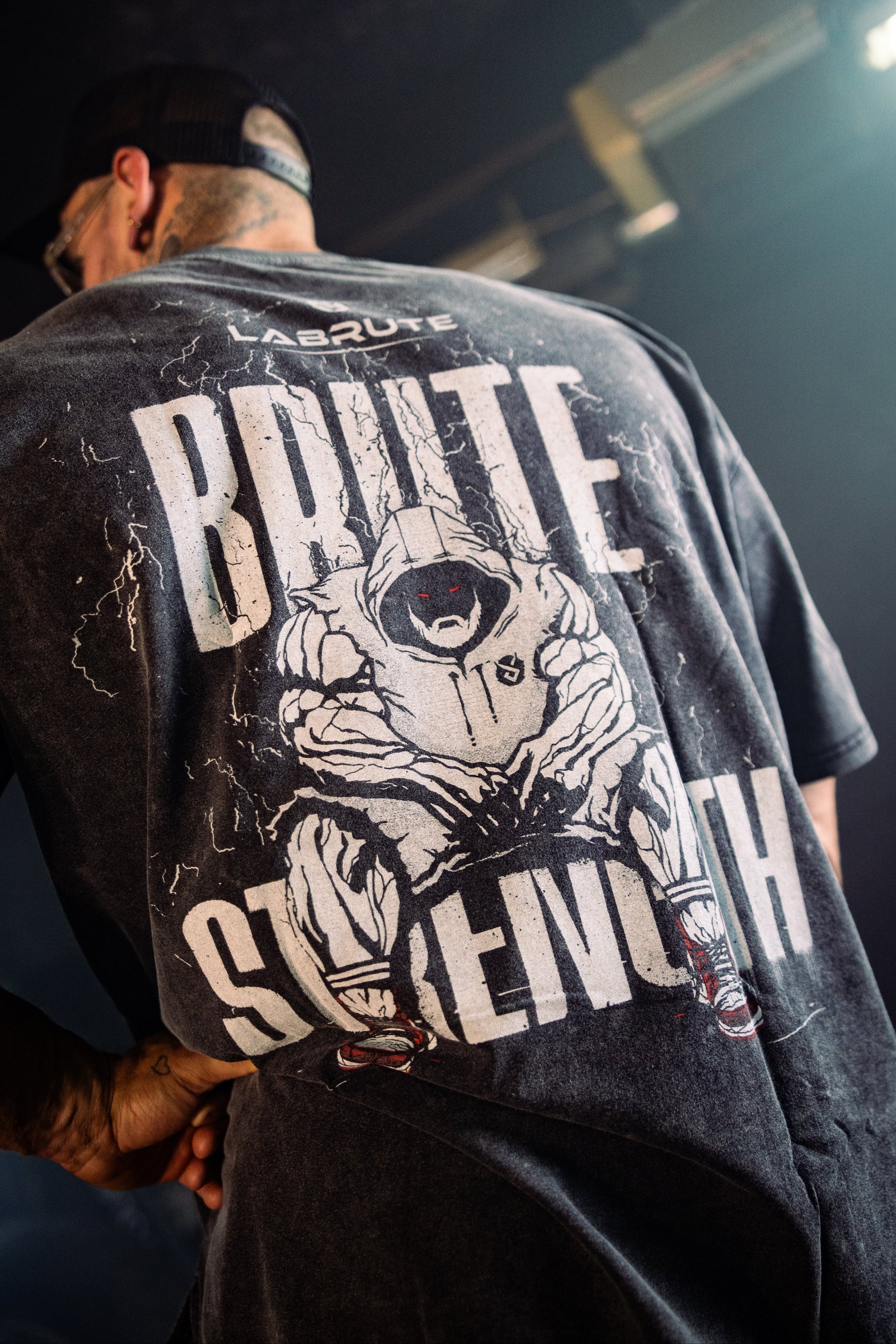 T-SHIRT OVERSIZED NOIR LABRUTE DESIGN BRUTE STRENGTH IMPRIMÉ. DANS LE DOS, STYLE GYM, MUSCULATION,STREETWEAR, QUÉBEC, CANADA, BLACK OVERSIZED FOR MEN, FOR GYM, FOR BIG MEN, GYMWEAR, FOR FITNESS,FOR POWERLIFTHING, FOR STRONGMEN