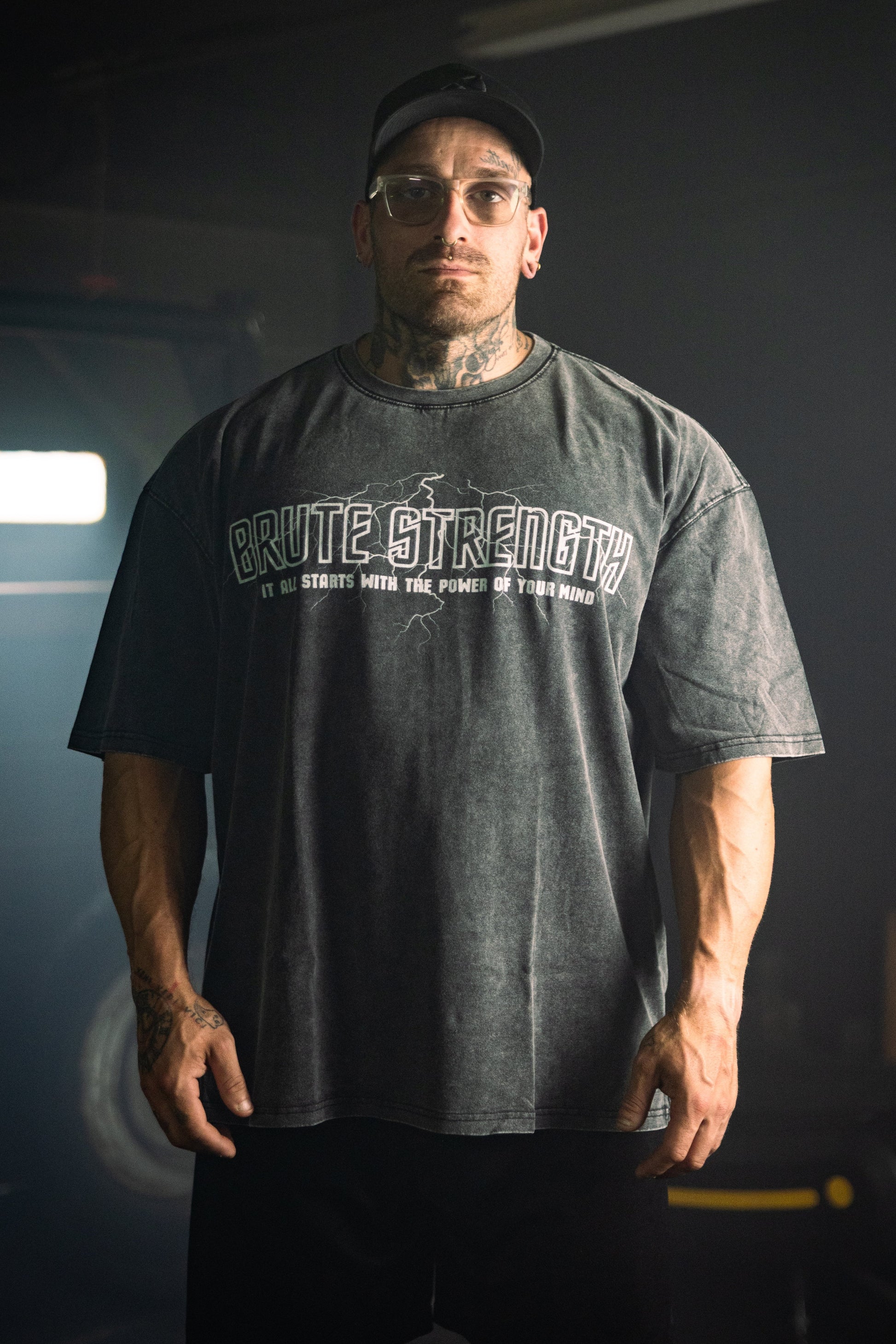 T-SHIRT OVERSIZED NOIR LABRUTE DESIGN BRUTE STRENGTH IMPRIMÉ. DANS LE DOS, STYLE GYM, MUSCULATION,STREETWEAR, QUÉBEC, CANADA, BLACK OVERSIZED FOR MEN, FOR GYM, FOR BIG MEN, GYMWEAR, FOR FITNESS,FOR POWERLIFTHING, FOR STRONGMEN