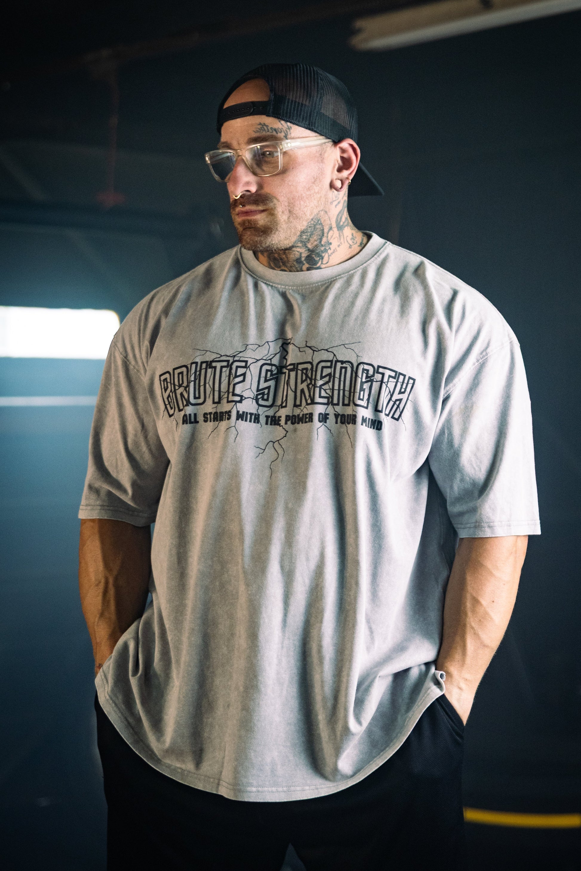 T-SHIRT OVERSIZED GRIS LABRUTE DESIGN BRUTE STRENGTH IMPRIMÉ. DANS LE DOS, STYLE GYM, MUSCULATION,STREETWEAR, QUÉBEC, CANADA, GRAY OVERSIZED FOR MEN, FOR GYM, FOR BIG MEN, GYMWEAR, FOR FITNESS,FOR POWERLIFTHING, FOR STRONGMEN