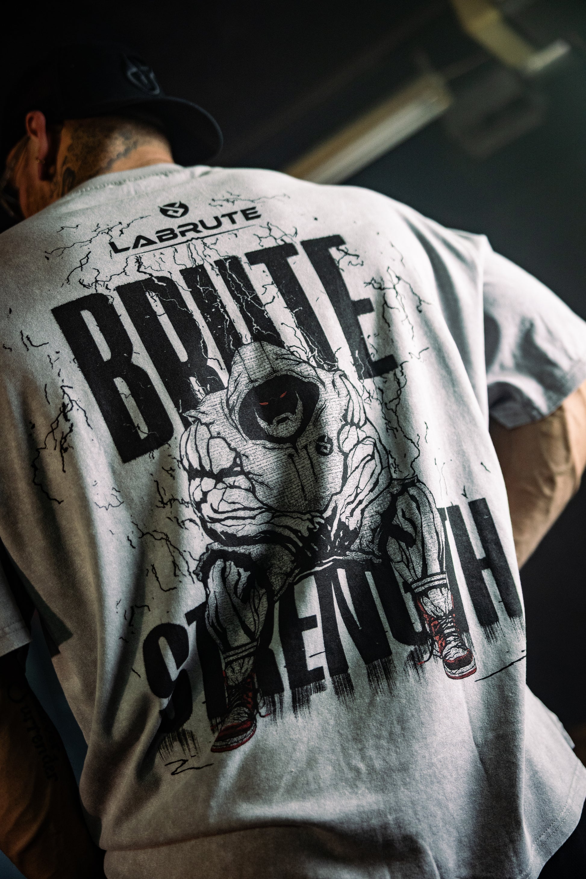 T-SHIRT OVERSIZED GRIS LABRUTE DESIGN BRUTE STRENGTH IMPRIMÉ. DANS LE DOS, STYLE GYM, MUSCULATION,STREETWEAR, QUÉBEC, CANADA, GRAY OVERSIZED FOR MEN, FOR GYM, FOR BIG MEN, GYMWEAR, FOR FITNESS,FOR POWERLIFTHING, FOR STRONGMEN
