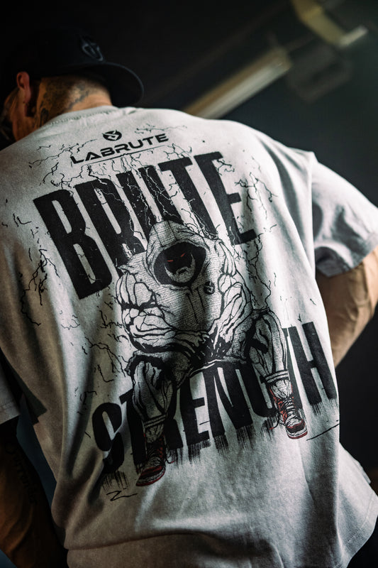 T-SHIRT OVERSIZED GRIS LABRUTE DESIGN BRUTE STRENGTH IMPRIMÉ. DANS LE DOS, STYLE GYM, MUSCULATION,STREETWEAR, QUÉBEC, CANADA, GRAY OVERSIZED FOR MEN, FOR GYM, FOR BIG MEN, GYMWEAR, FOR FITNESS,FOR POWERLIFTHING, FOR STRONGMEN