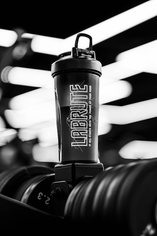 SHAKER DE SPORT LABRUTE NOIR AVEC LOGO IMPRIMÉ BLANC, ACCESSOIRE FITNESS, QUEBEC,CANADA, POUR LE GYM, POUR LE SPORT, BOUTEILLE D'EAU, BOTTLE OF WATER,BLACK,  LABRUTE NATION