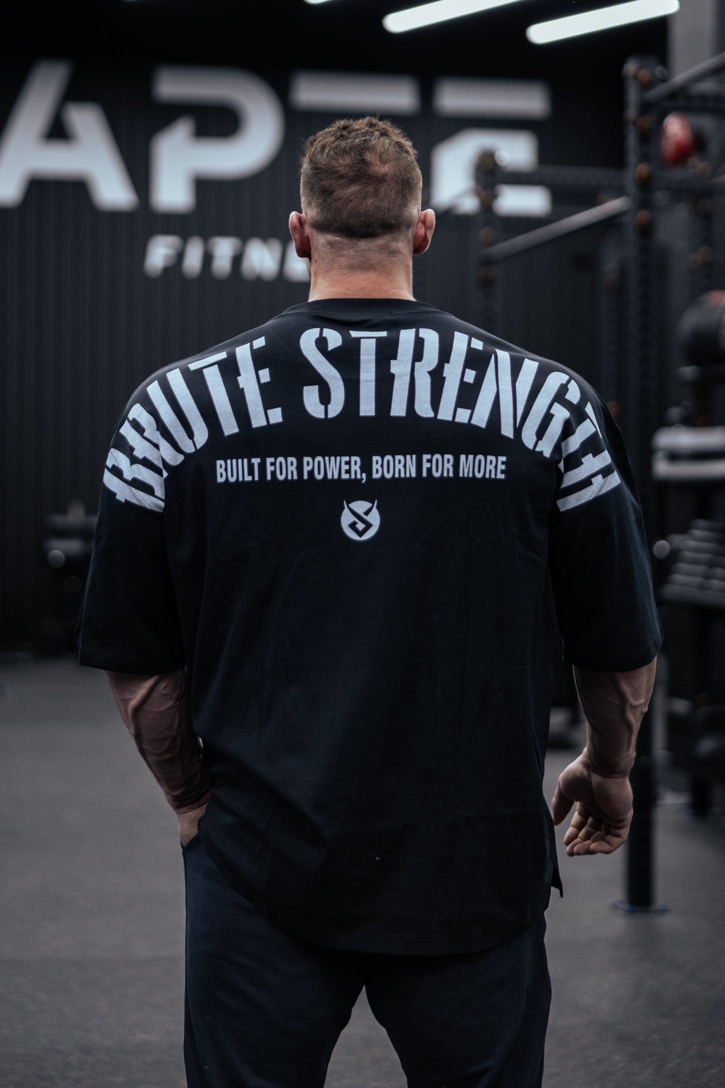 Tshirt homme oversized drop shoulders noir Labrute pour le gym ou de tous les jours, design au Canada, produit du Québec, parfait pour bodybuilders, la musculation, built for power born for more, tissu glacial, pour un fort mindset , très confortable durable doux et de qualité, for men, Labrute ice cold black oversized t-shirt for the gym or everyday, design in Canada, product from Quebec, perfect for bodybuilders, strong men, soft, flexible and durable, fresh  fabric, powerlifting,  for a strong mindset