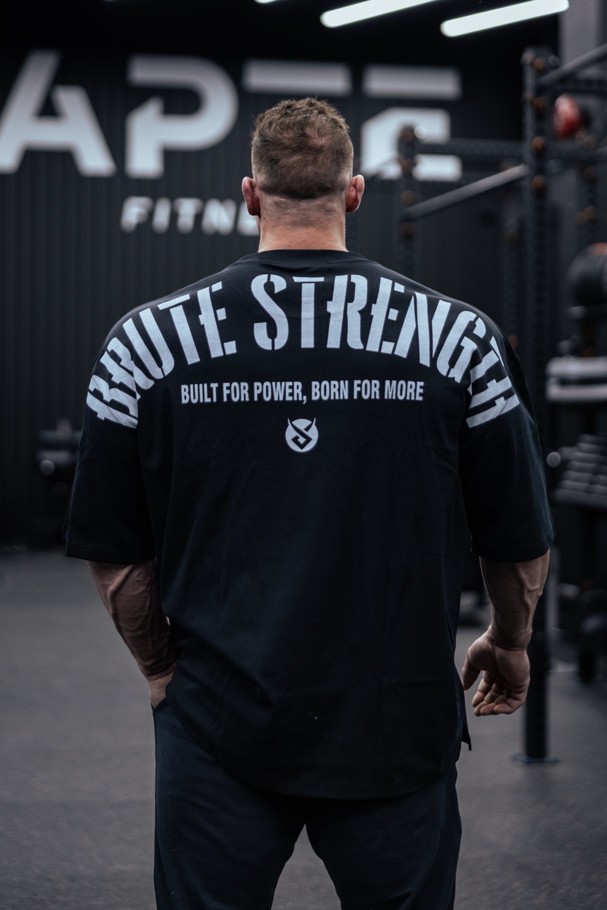 Tshirt homme oversized drop shoulders noir Labrute pour le gym ou de tous les jours, design au Canada, produit du Québec, parfait pour bodybuilders, la musculation, built for power born for more, tissu glacial, pour un fort mindset , très confortable durable doux et de qualité, for men, Labrute ice cold black oversized t-shirt for the gym or everyday, design in Canada, product from Quebec, perfect for bodybuilders, strong men, soft, flexible and durable, fresh  fabric, powerlifting,  for a strong mindset