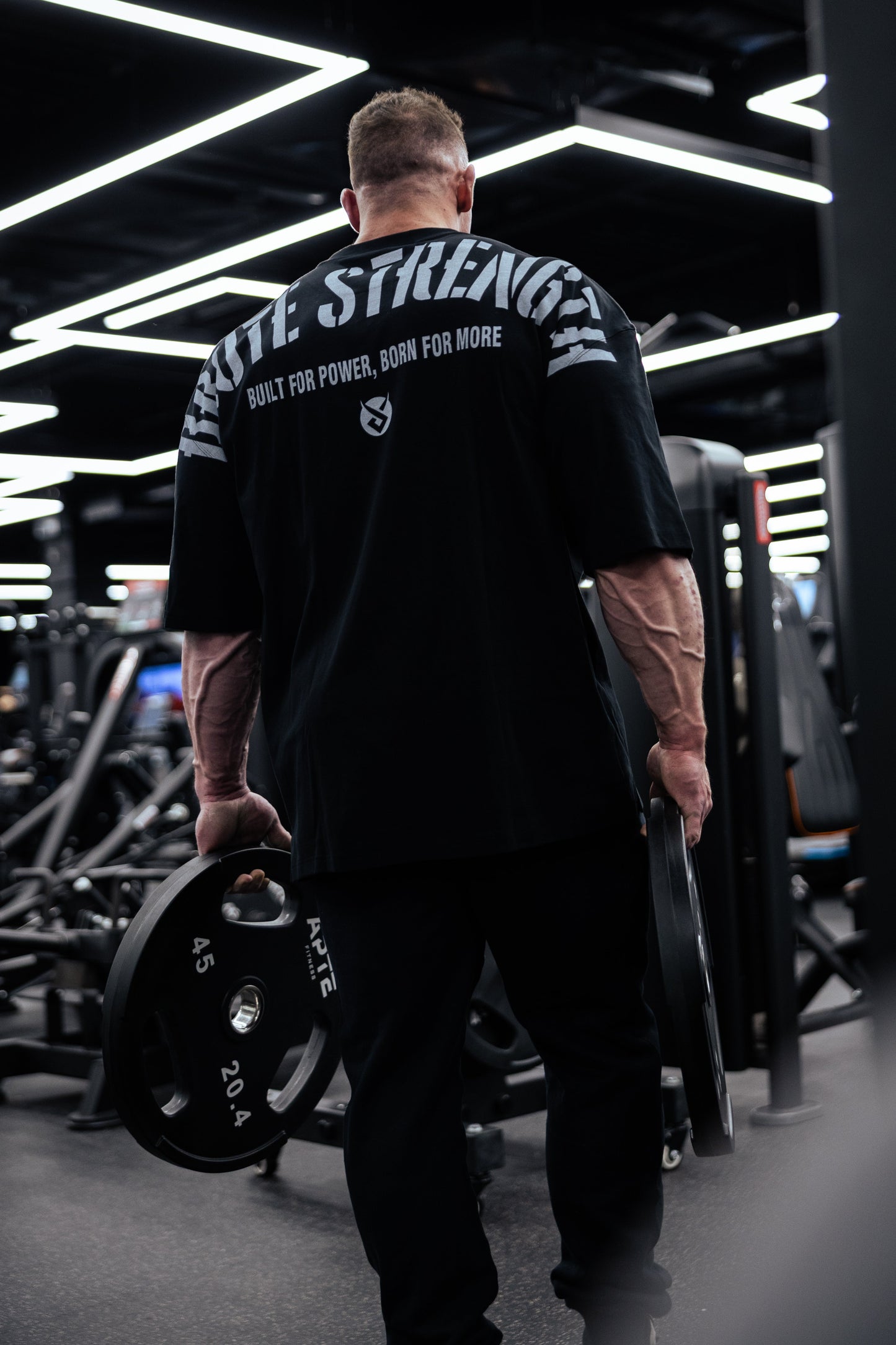 Tshirt homme oversized drop shoulders noir Labrute pour le gym ou de tous les jours, design au Canada, produit du Québec, parfait pour bodybuilders, la musculation, built for power born for more, tissu glacial, pour un fort mindset , très confortable durable doux et de qualité, for men, Labrute ice cold black oversized t-shirt for the gym or everyday, design in Canada, product from Quebec, perfect for bodybuilders, strong men, soft, flexible and durable, fresh  fabric, powerlifting,  for a strong mindset