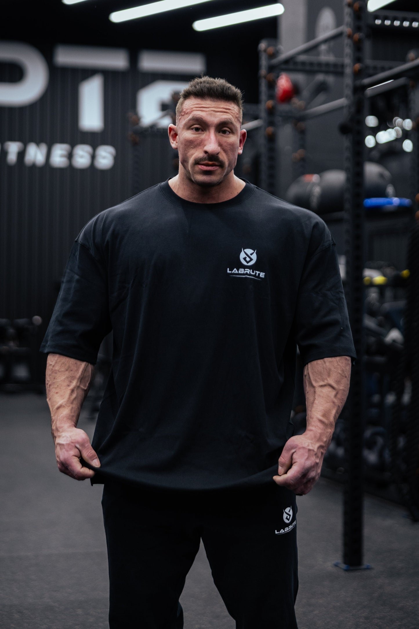 Tshirt homme oversized drop shoulders noir Labrute pour le gym ou de tous les jours, design au Canada, produit du Québec, parfait pour bodybuilders, la musculation, built for power born for more, tissu glacial, pour un fort mindset , très confortable durable doux et de qualité, for men, Labrute ice cold black oversized t-shirt for the gym or everyday, design in Canada, product from Quebec, perfect for bodybuilders, strong men, soft, flexible and durable, fresh  fabric, powerlifting,  for a strong mindset,