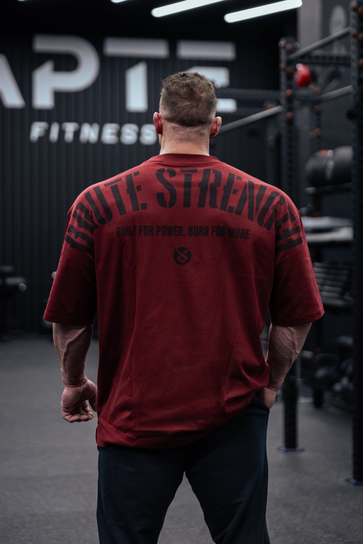 Tshirt homme oversized drop shoulders rouge Labrute pour le gym ou de tous les jours, design au Canada, produit du Québec, parfait pour bodybuilders, la musculation, built for power born for more, tissu glacial, pour un fort mindset , très confortable durable doux et de qualité, for men, Labrute ice cold red oversized t-shirt for the gym or everyday, design in Canada, product from Quebec, perfect for bodybuilders, strong men, soft, flexible and durable, fresh  fabric, powerlifting,  for a strong mindset