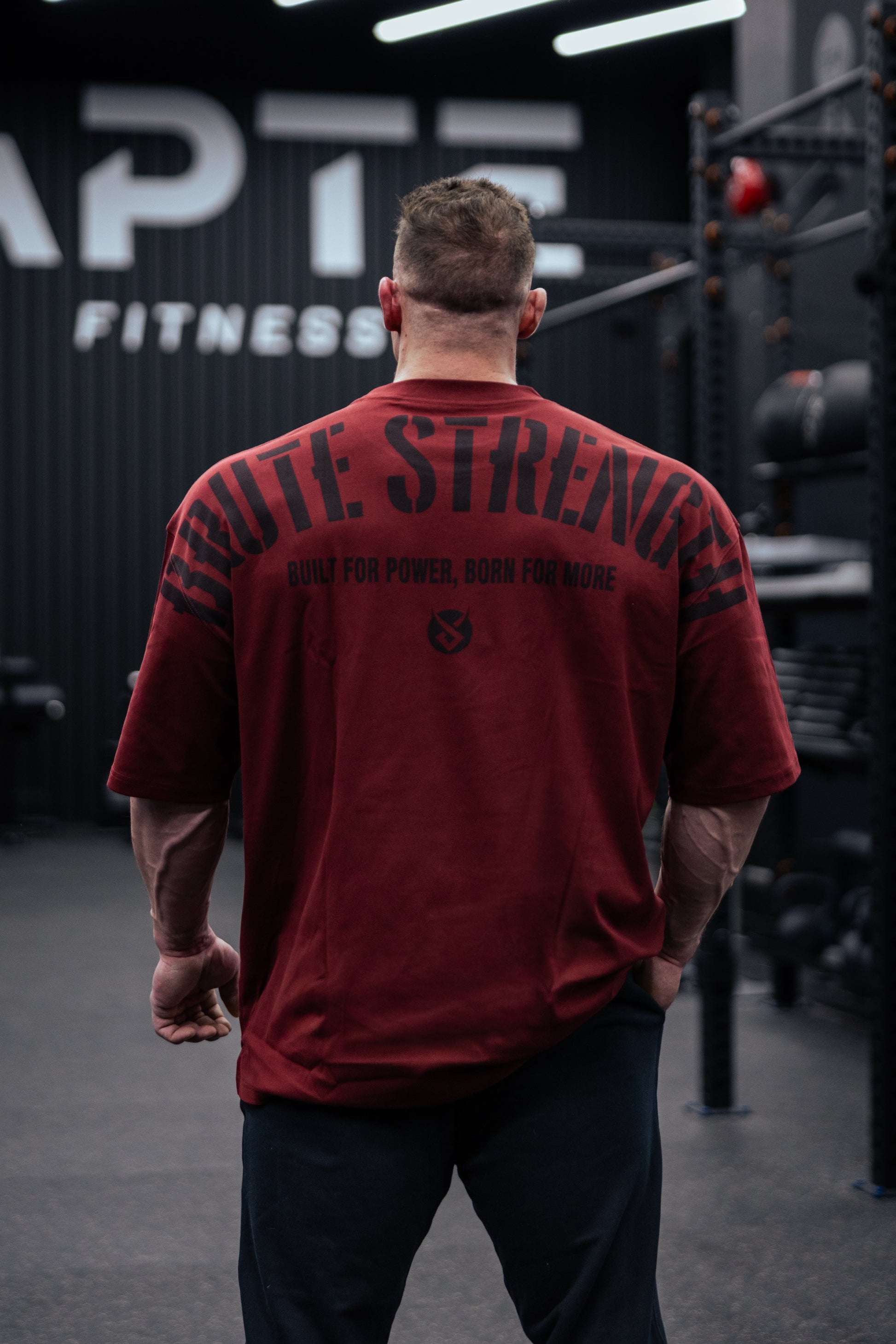 Tshirt homme oversized drop shoulders rouge Labrute pour le gym ou de tous les jours, design au Canada, produit du Québec, parfait pour bodybuilders, la musculation, built for power born for more, tissu glacial, pour un fort mindset , très confortable durable doux et de qualité, for men, Labrute ice cold red oversized t-shirt for the gym or everyday, design in Canada, product from Quebec, perfect for bodybuilders, strong men, soft, flexible and durable, fresh  fabric, powerlifting,  for a strong mindset