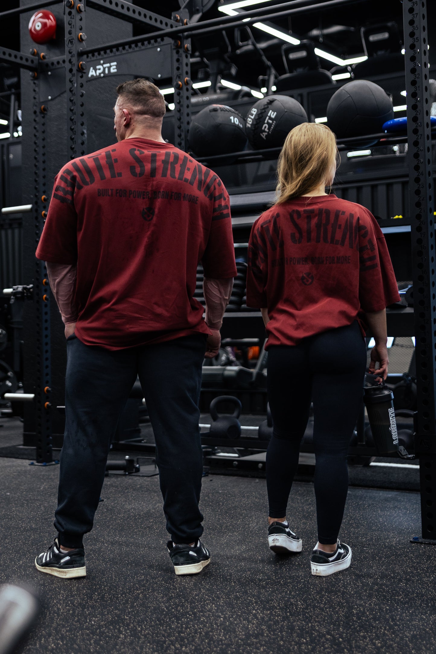 Tshirt homme oversized drop shoulders rouge Labrute pour le gym ou de tous les jours, design au Canada, produit du Québec, parfait pour bodybuilders, la musculation, built for power born for more, tissu glacial, pour un fort mindset , très confortable durable doux et de qualité, for men, Labrute ice cold red oversized t-shirt for the gym or everyday, design in Canada, product from Quebec, perfect for bodybuilders, strong men, soft, flexible and durable, fresh  fabric, powerlifting,  for a strong mindset