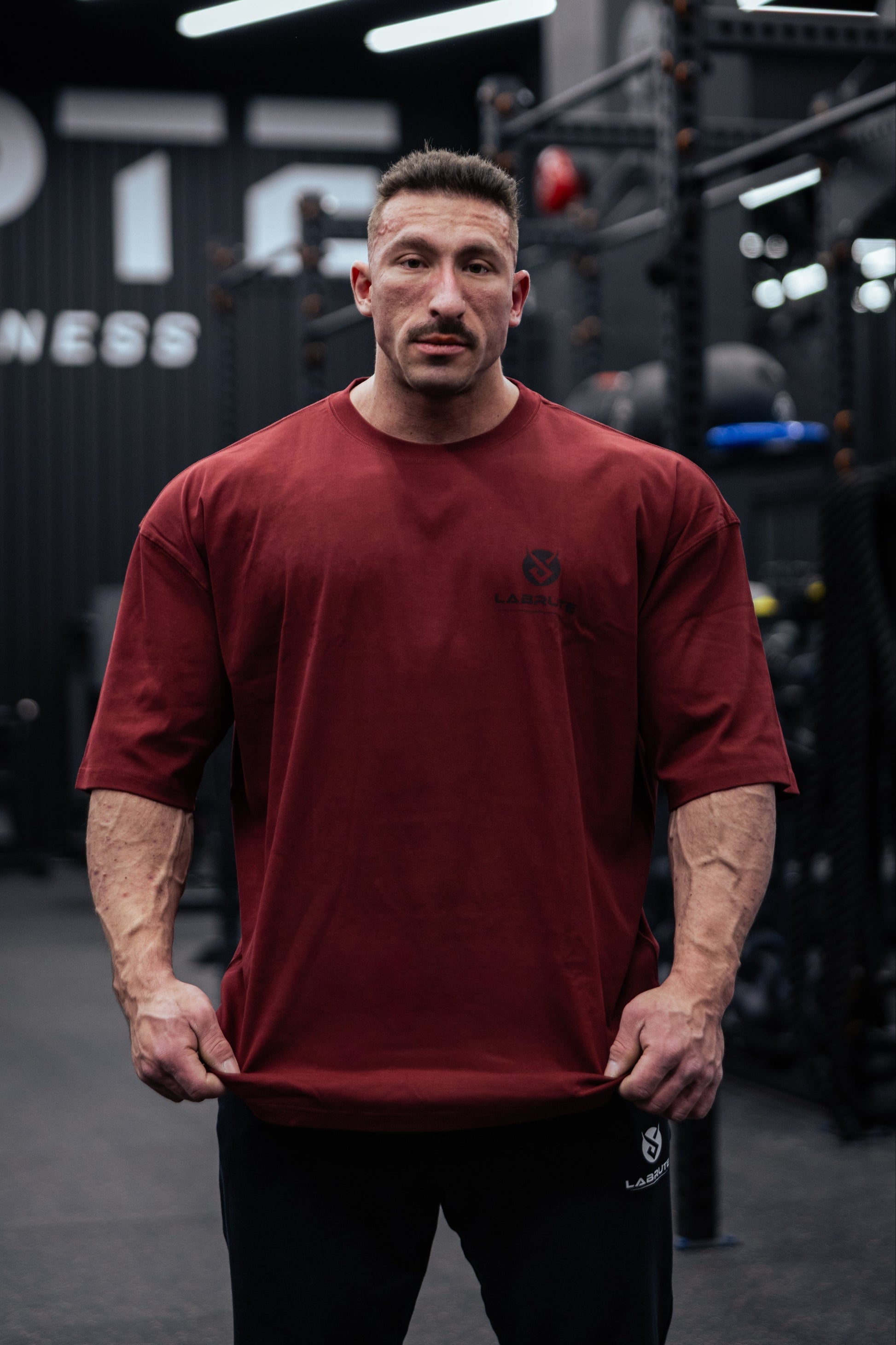 Tshirt homme oversized drop shoulders rouge Labrute pour le gym ou de tous les jours, design au Canada, produit du Québec, parfait pour bodybuilders, la musculation, built for power born for more, tissu glacial, pour un fort mindset , très confortable durable doux et de qualité, for men, Labrute ice cold red oversized t-shirt for the gym or everyday, design in Canada, product from Quebec, perfect for bodybuilders, strong men, soft, flexible and durable, fresh  fabric, powerlifting,  for a strong mindset