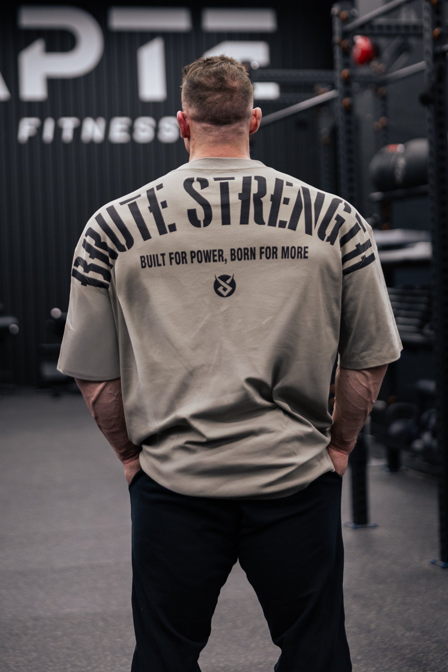 Tshirt homme oversized drop shoulders sable Labrute pour le gym ou de tous les jours, design au Canada, produit du Québec, parfait pour bodybuilders, la musculation, built for power born for more, tissu glacial, pour un fort mindset , très confortable durable doux et de qualité, for men, Labrute ice cold sand oversized t-shirt for the gym or everyday, design in Canada, product from Quebec, perfect for bodybuilders, strong men, soft, flexible and durable, fresh  fabric, powerlifting,  for a strong mindset