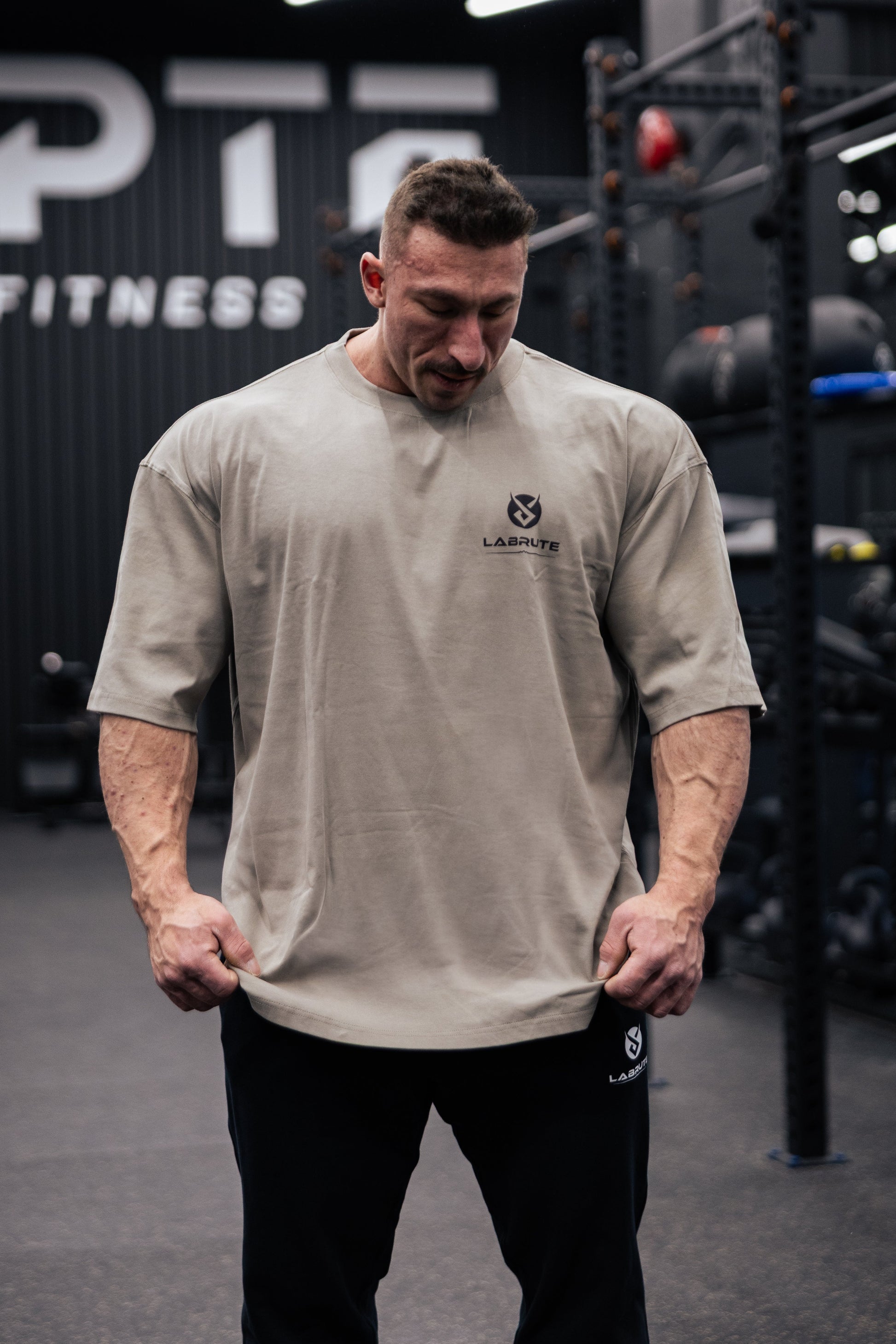 Tshirt homme oversized drop shoulders sable Labrute pour le gym ou de tous les jours, design au Canada, produit du Québec, parfait pour bodybuilders, la musculation, built for power born for more, tissu glacial, pour un fort mindset , très confortable durable doux et de qualité, for men, Labrute ice cold sand oversized t-shirt for the gym or everyday, design in Canada, product from Quebec, perfect for bodybuilders, strong men, soft, flexible and durable, fresh  fabric, powerlifting,  for a strong mindset