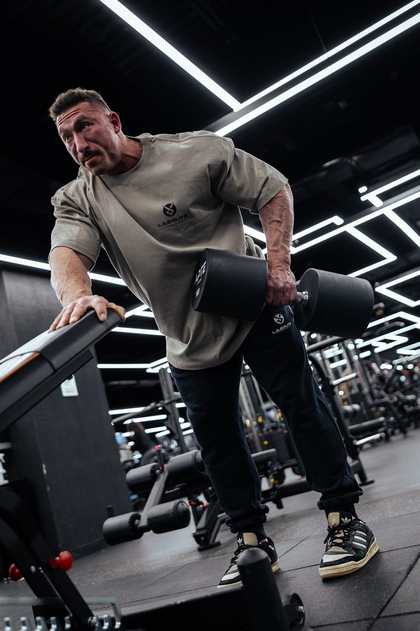 Tshirt homme oversized drop shoulders sable Labrute pour le gym ou de tous les jours, design au Canada, produit du Québec, parfait pour bodybuilders, la musculation, built for power born for more, tissu glacial, pour un fort mindset , très confortable durable doux et de qualité, for men, Labrute ice cold sand oversized t-shirt for the gym or everyday, design in Canada, product from Quebec, perfect for bodybuilders, strong men, soft, flexible and durable, fresh  fabric, powerlifting,  for a strong mindset